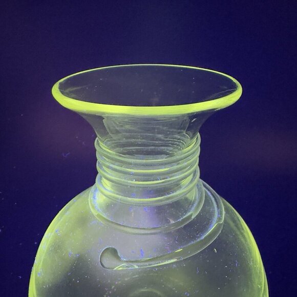 Blenko Hand Blown Glass Vase Clear Spiral Manganese 365nm Green UV Glow Vase VTG - Picture 3 of 16
